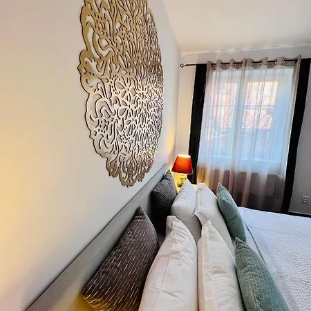 Bl - The Townhouse, 24Hr Self Check-In, Free Private Parking, Garden, Adjacent To Beautiful City Park, City Centre 5 Min Walk Banska Bystrica Exterior photo