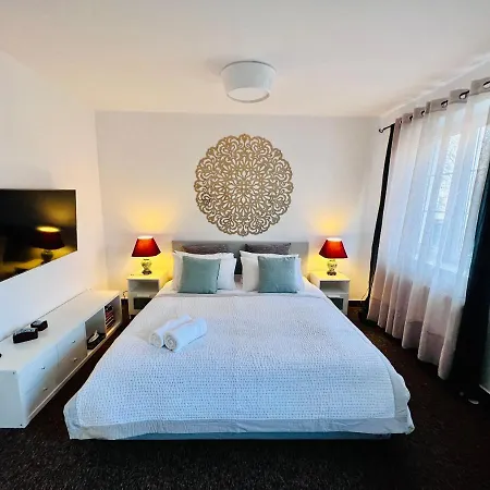 Bl - The Townhouse, 24Hr Self Check-In, Free Private Parking, Garden, Adjacent To Beautiful City Park, City Centre 5 Min Walk Banska Bystrica Exterior photo