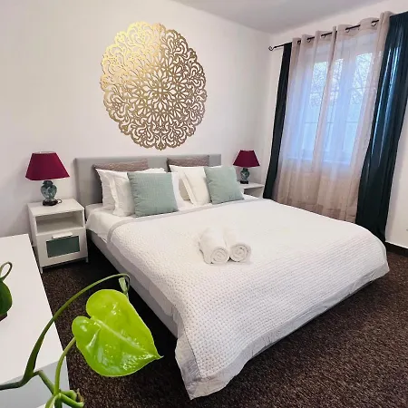 Bl - The Townhouse, 24Hr Self Check-In, Free Private Parking, Garden, Adjacent To Beautiful City Park, City Centre 5 Min Walk Banska Bystrica Exterior photo