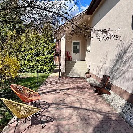 Bl - The Townhouse, 24Hr Self Check-In, Free Private Parking, Garden, Adjacent To Beautiful City Park, City Centre 5 Min Walk Banska Bystrica Exterior photo