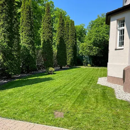 Bl - The Townhouse, 24Hr Self Check-In, Free Private Parking, Garden, Adjacent To Beautiful City Park, City Centre 5 Min Walk Banska Bystrica Exterior photo