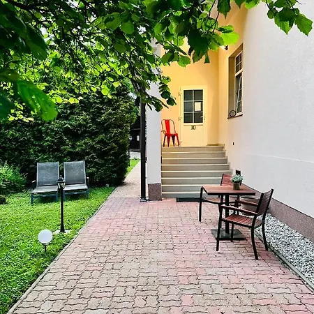 Bl - The Townhouse, 24Hr Self Check-In, Free Private Parking, Garden, Adjacent To Beautiful City Park, City Centre 5 Min Walk Banska Bystrica Exterior photo