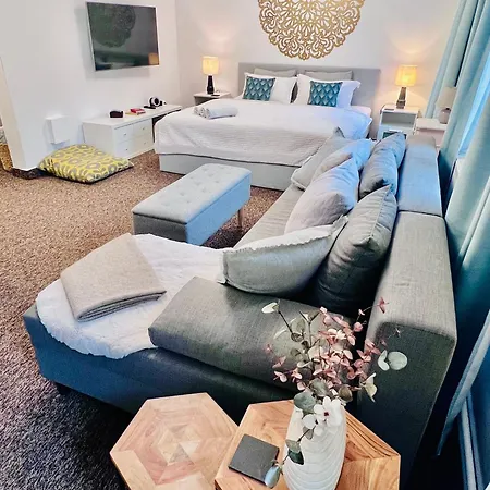 Bl - The Townhouse, 24Hr Self Check-In, Free Private Parking, Garden, Adjacent To Beautiful City Park, City Centre 5 Min Walk Banska Bystrica Exterior photo