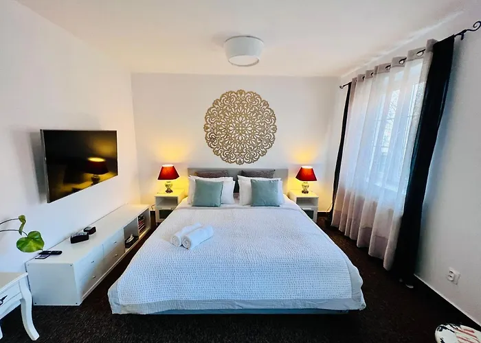 Bl - The Townhouse, 24Hr Self Check-In, Free Private Parking, Garden, Adjacent To Beautiful City Park, City Centre 5 Min Walk