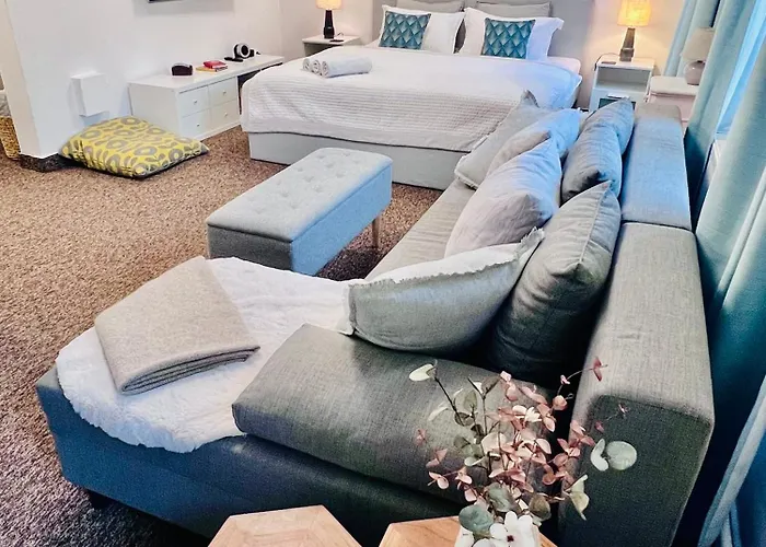 Bl - The Townhouse, 24Hr Self Check-In, Free Private Parking, Garden, Adjacent To Beautiful City Park, City Centre 5 Min Walk