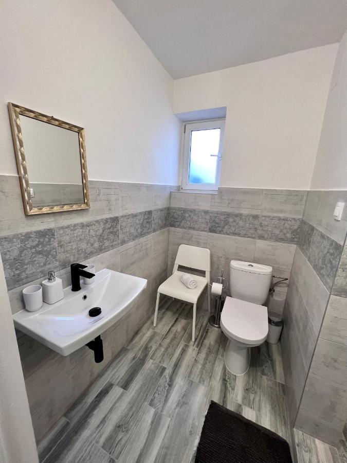 Bl - The Townhouse, 24hr Self Check-in, Free Private Parking, Garden, Adjacent To Beautiful Park, Centre 5 Min Walk Apartment *