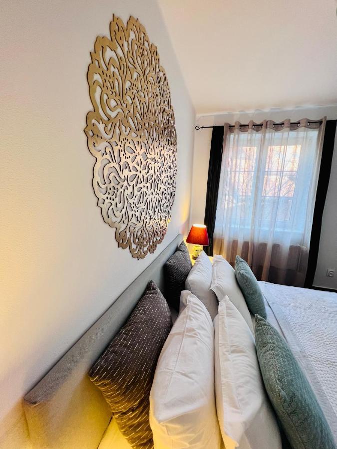 Bl - The Townhouse, 24hr Self Check-in, Free Private Parking, Garden, Adjacent To Beautiful Park, Centre 5 Min Walk *