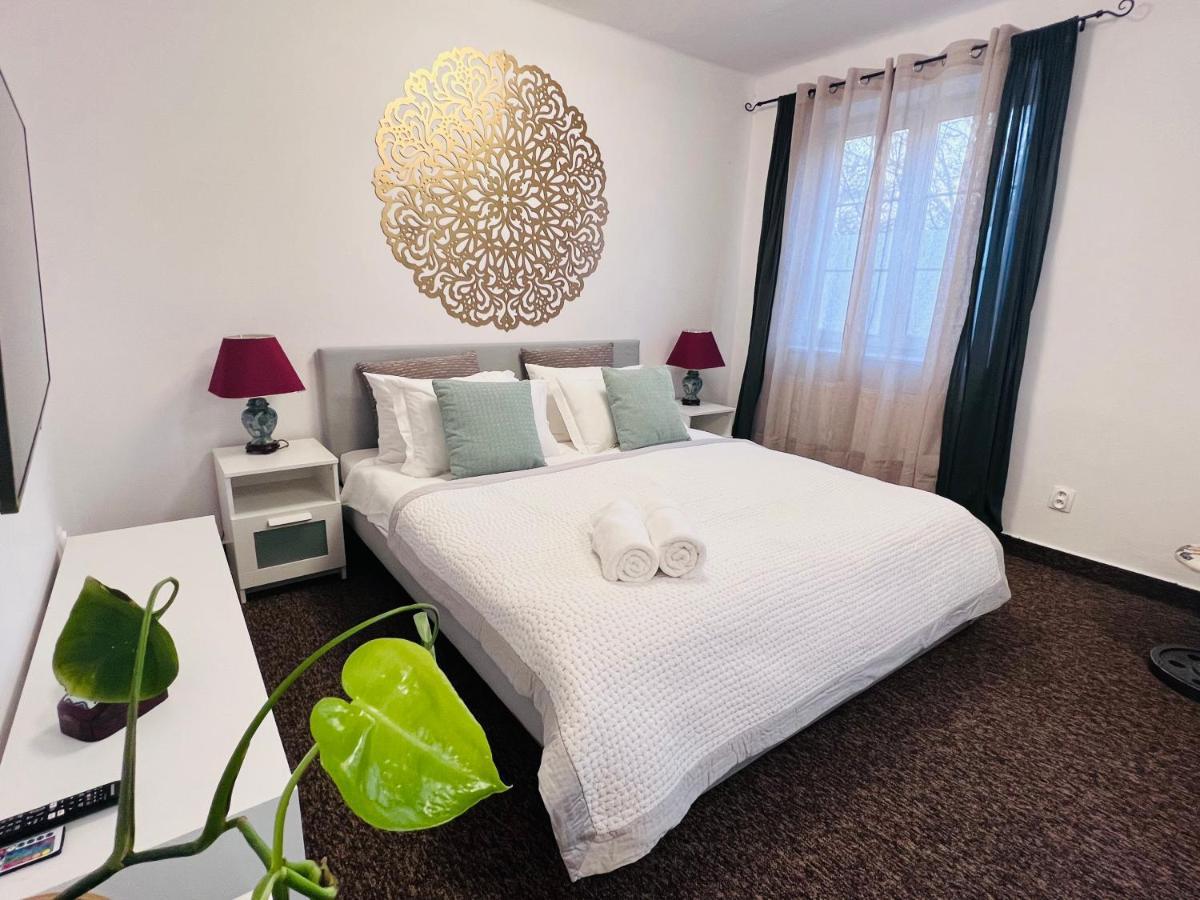 Apartment Bl - The Townhouse, 24hr Self Check-in, Free Private Parking, Garden, Adjacent To Beautiful Park, Centre 5 Min Walk