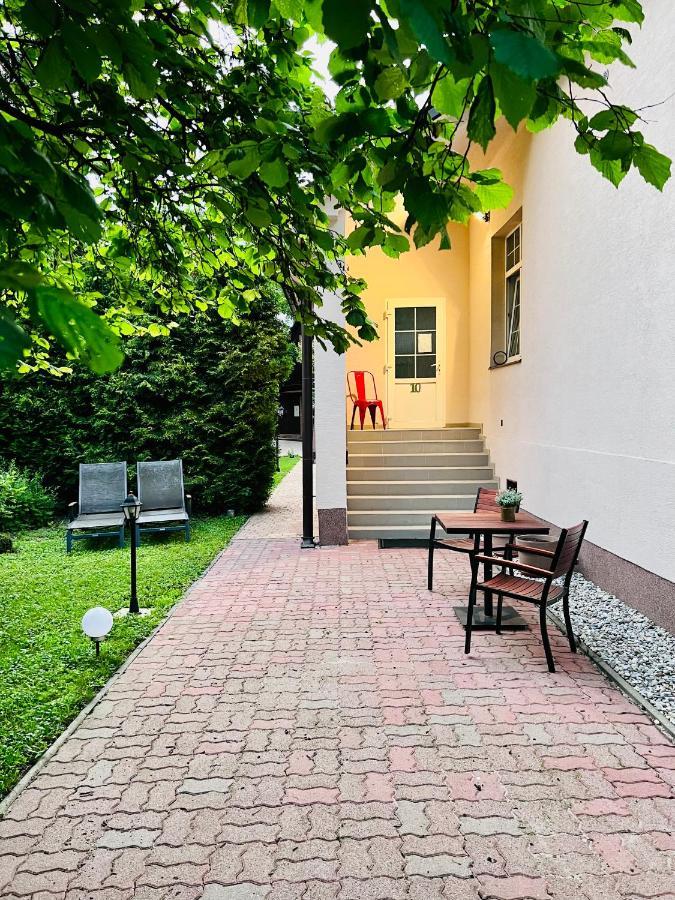Bl - The Townhouse, 24hr Self Check-in, Free Private Parking, Garden, Adjacent To Beautiful Park, Centre 5 Min Walk Banska Bystrica