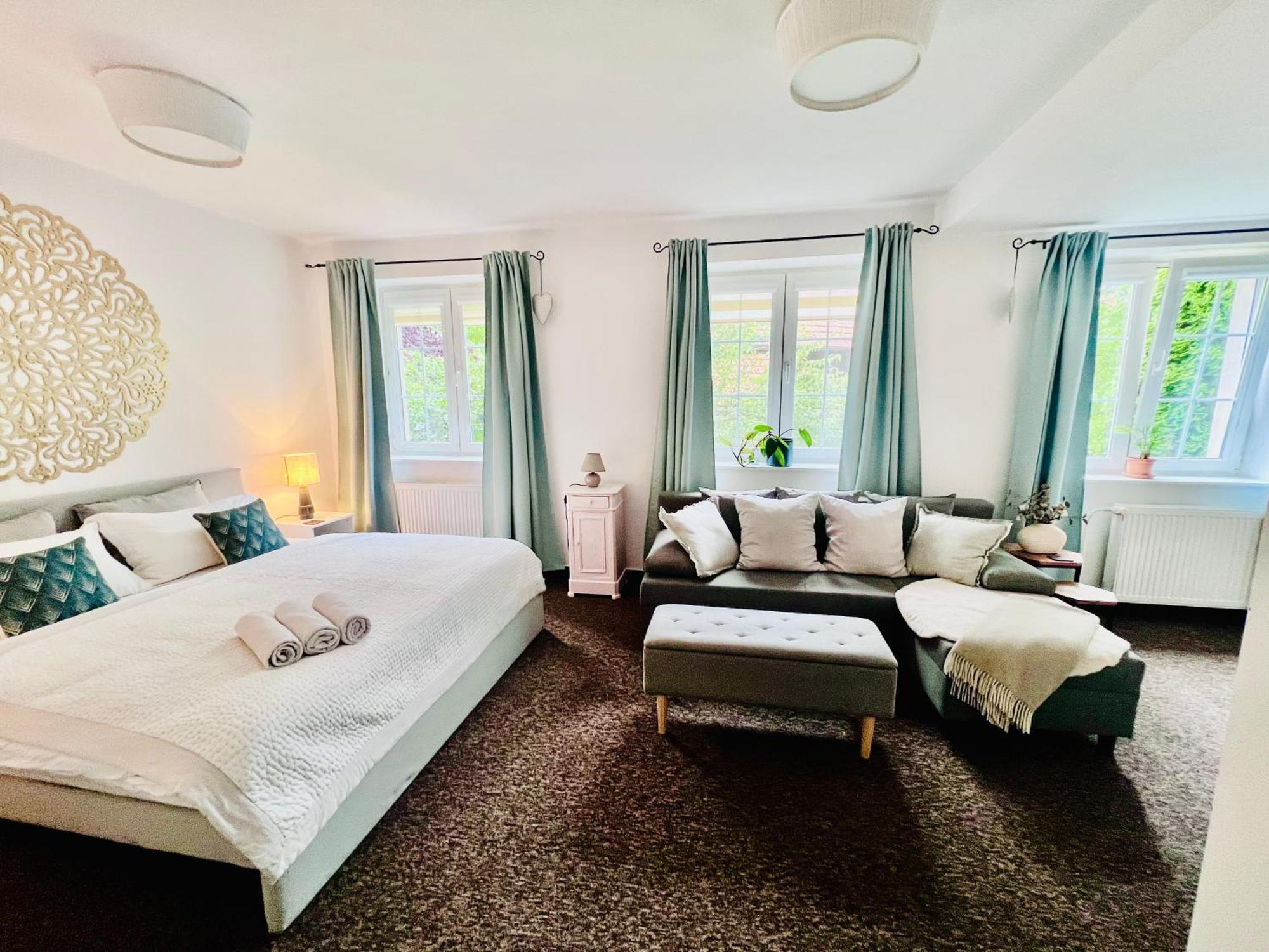 Bl - The Townhouse, 24hr Self Check-in, Free Private Parking, Garden, Adjacent To Beautiful Park, Centre 5 Min Walk